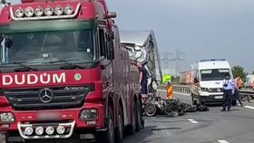 5 muncitori și-au pierdut viața în accidentul de pe A1. Duba în care se aflau a fost strivită